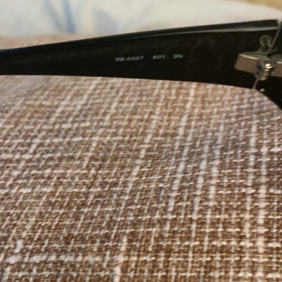 Stylish classic Raybans lightly worn-no scratches.